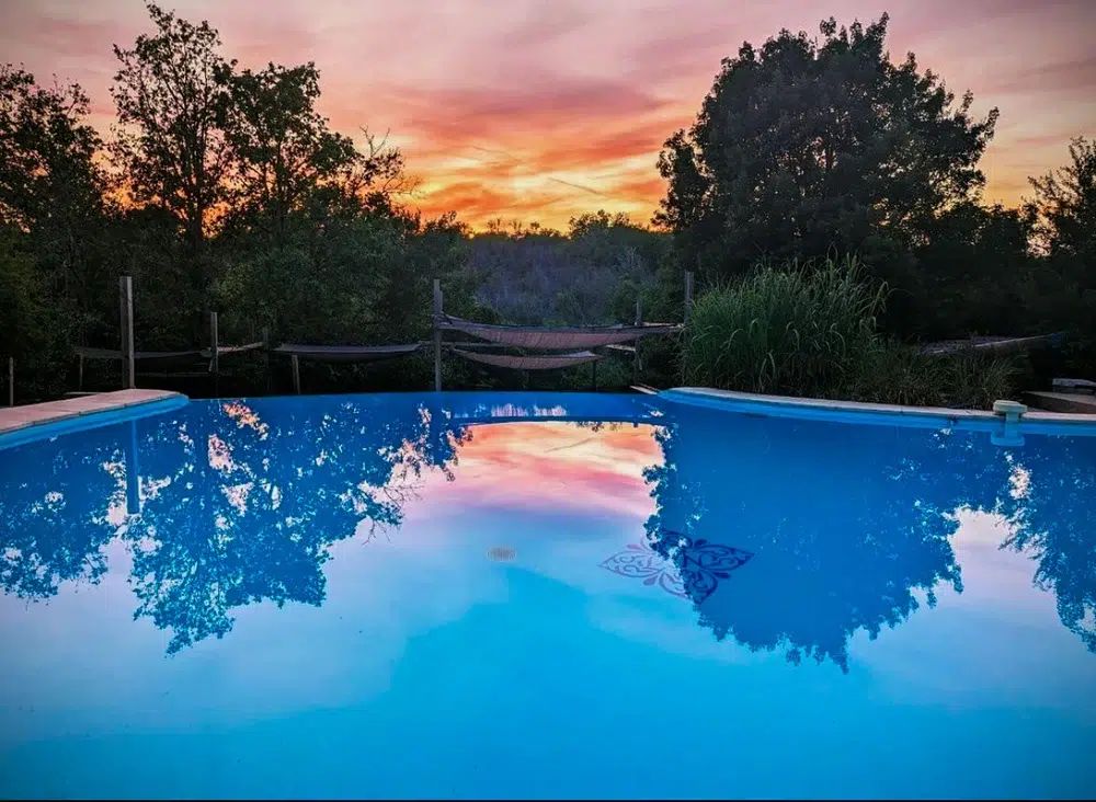 piscine mas de nadal pendant le coucher du soleil