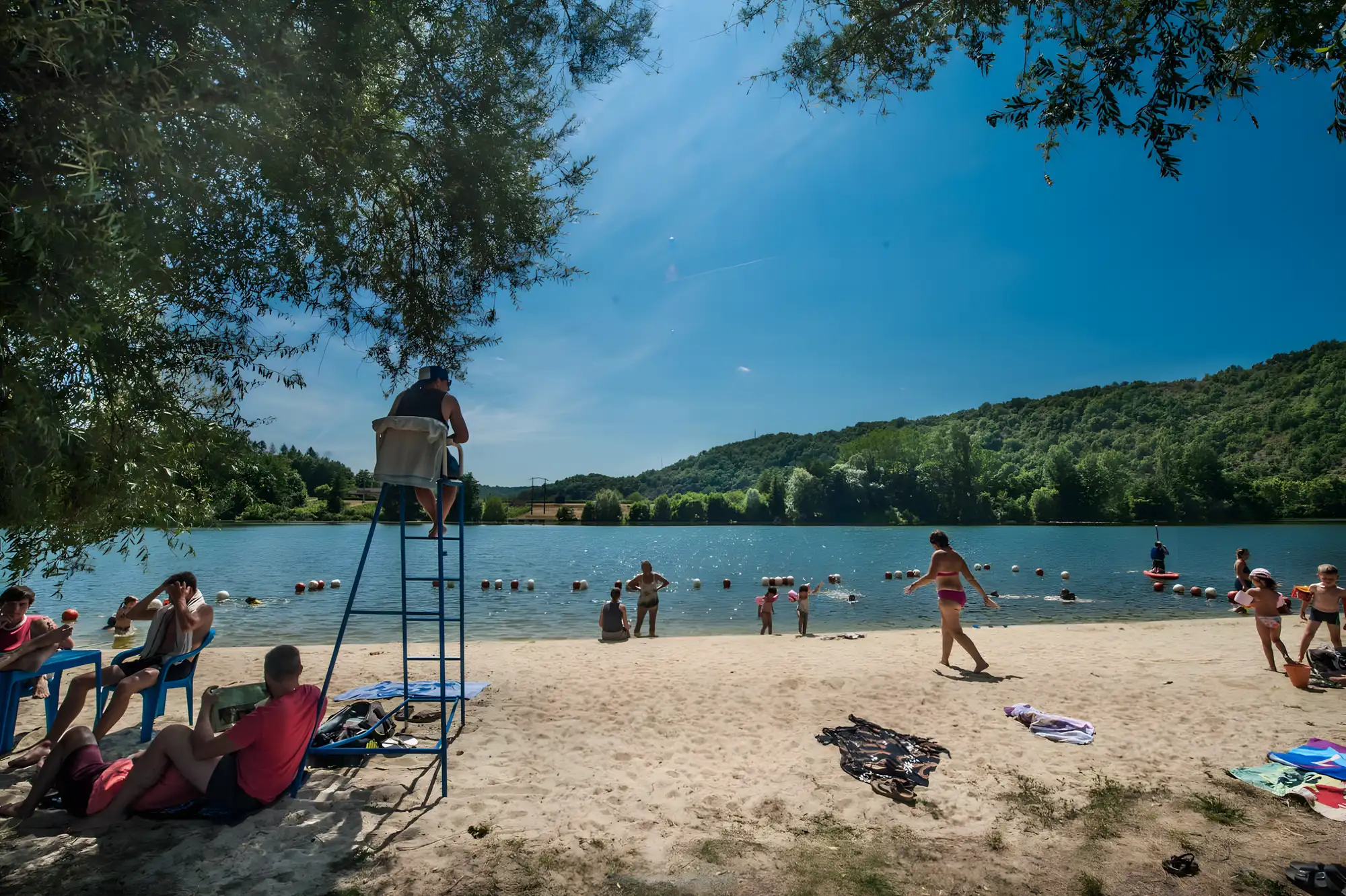 plage de rivière surveillée