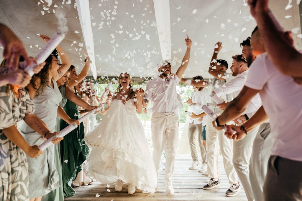 couple de mariés joie