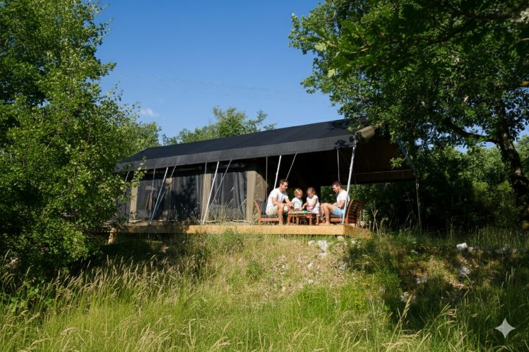 la famille joue sur la terrasse